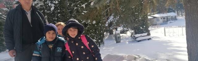 Видосав из Братљева већ годинама преко зиме вози и довози малене ђаке до школе