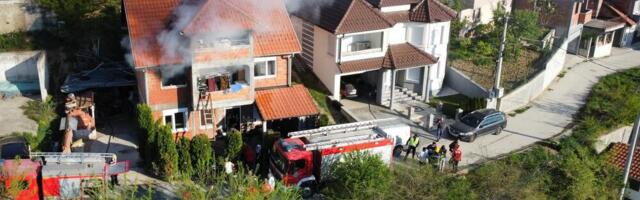 JOŠ JEDAN POŽAR U NOVOM PAZARU: Gori porodična kuća u naselju Bukreš, vatrogasci brzo stigli