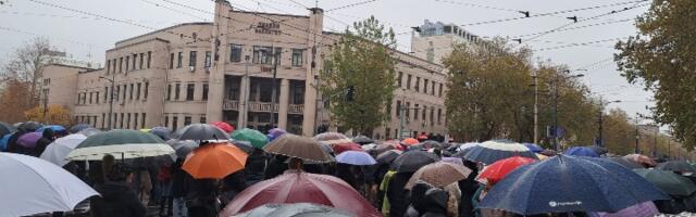 Novinarka Nova.rs udarena pesnicom: Tuča na skupu kod FDU, besni vozači napali okupljene