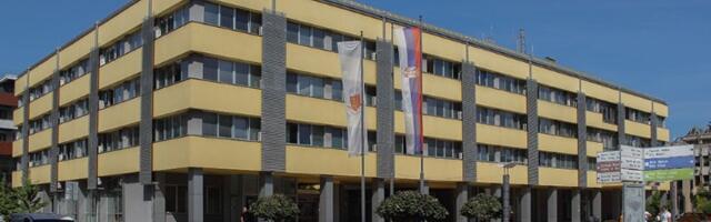 BRUKA Naprednjaci SEDE tokom odavanja pošte poginulima u Skupštini Kraljeva (FOTO)