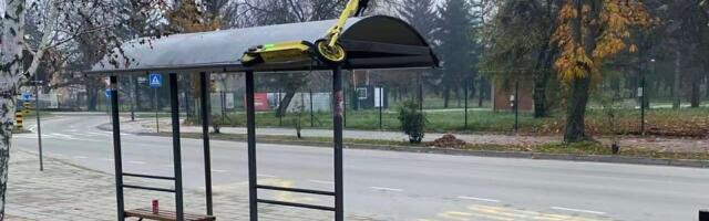 Foto-vest: Elektični trotinet parkiran na konstrukciji autobuske stanice preko puta škole u Nišu