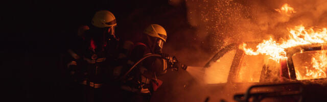 Veliki požar noćas u Beogradu: Vatra besnela na parkingu između zgrada, uništeni automobili