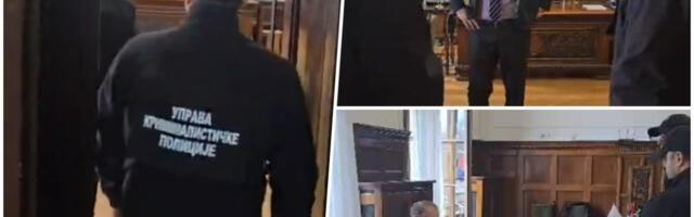 "DOBAR DAN, MI SMO IZ UKP, IMAMO NALOG DA IZVRŠIMO PRETRES" Pogledajte ulazak policije u kabinet rektora Đokića (FOTO/VIDEO)