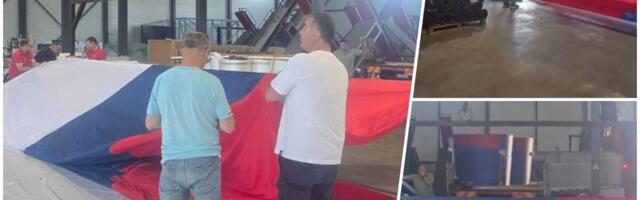 POGLEDAJTE PRVI SNIMAK VELIČANSTVENE TROBOJKE DUGAČKE POLA KILOMETRA! Sutra će uveličati skup u Beogradu, ispod nje može da stane 8.000 ljudi (VIDEO)