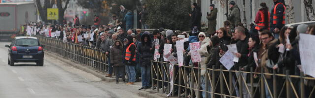 Građani Kragujevca su danas podržali studente u 11.52 na trotoaru ispred PMF-a