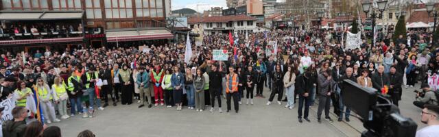 Protest studenata u Novom Pazaru: Održano sedamnaest minutna tišine i izraženo nezadovoljstvo zbog policijske intervencije