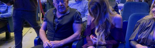 Mima Karadžić sa mlađom lepoticom na koncertu: Ona krije lice, on opsovao i uzvinkuo: "Nisam iz rijalitija"