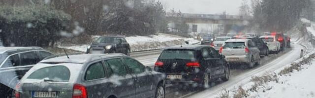Kilometarska kolona na Zlatiboru: Sve stoji (FOTO/VIDEO)