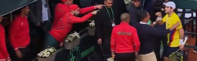 Skandal u Dejvis kupu: Navijači gađali flašama tenisere! /VIDEO/