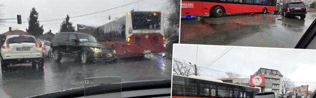 "Rendž rover" ostao bez točka: Jeziv sudar džipa i gradskog autobusa na Zvezdari (FOTO)