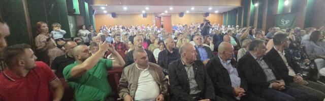 Puna sala uprkos kiši: Bajramski koncert u Priboju okupio brojne građane