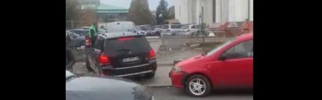 Niko ne reaguje na bahato parkiranje ispred Hrama (VIDEO)