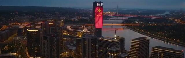 SPEKTAKULARNI PRIZORI NA KULI BEOGRAD Zastave Kine i Srbije zasijale iznad reke (VIDEO)