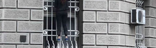 DRAMA U ZGRADI PREDSEDNIŠTVA SRBIJE! Devojka se popela na prozor, policija pokušava da je skloni! (VIDEO/FOTO)