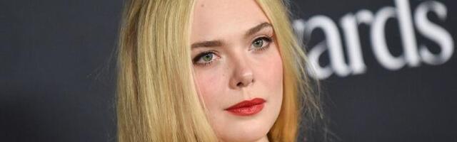 Slavna glumica očarala Kan u bajkovitoj haljini sa DUBOKIM DEKOLTEOM - ali bez trunke vulgarnosti (FOTO)