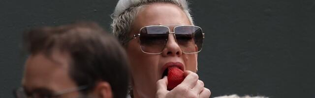 (FOTO) Pevačica pijucka vino dok prima infuziju: Zarazila se bakterijom koja može da izazove sepsu, pa šokirala fotografijom