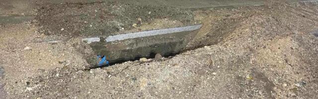 Neobezbeđena rupa pored puta u Brzom Brodu, građani upozoravaju na opasnost