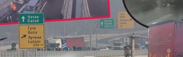 STRAVIČAN SNIMAK IZ DRONA NAKON NESREĆE KOD MUNJINOG BRDA! Vozila havarisana, Hitna pomoć na licu mesta, šleper poprečen u dve trake! (VIDEO)