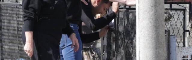 Potresne scene iz Brestača - Darko se srušio, ljubi umrlicu pokojnog brata: "Zašto si otišao?" (FOTO/VIDEO)