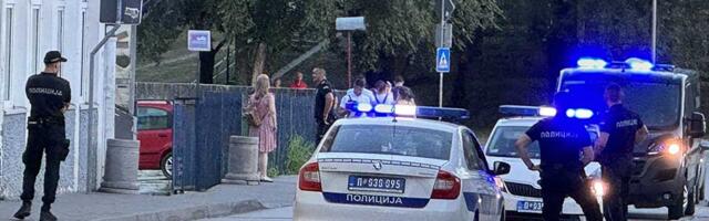 Sin uhapšen zbog droge, majka prijavljena zbog bedževa i pištaljki „Pumpaj“