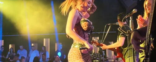 TRESLA SE GRČKA: Tea Tairović u nikad izazovnijem izdanju održala koncert u prepunom klubu, pa zapevala na njihovom jeziku (FOTO)