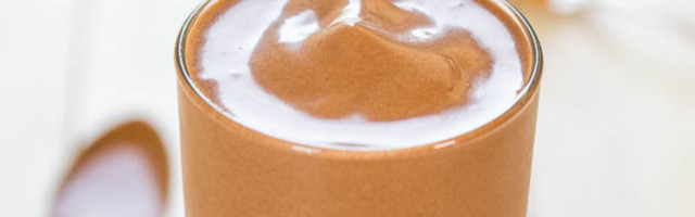 Neodoljiv čokoladni smoothie sa puterom od kikirikija