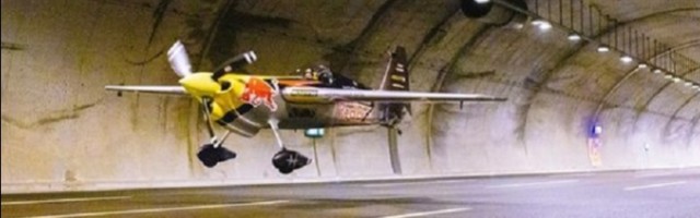 Prvi čovek koji je avionom leteo kroz tunel (VIDEO)
