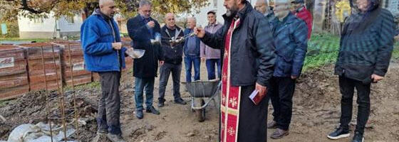 Osveštani temelji konaka pored crkve Svetog Arhangela Gavrila u Pridvorici