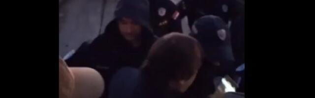 Aktivisti i opozicija ušli na Stari savski most posle GURANJA sa policijom (VIDEO, FOTO)