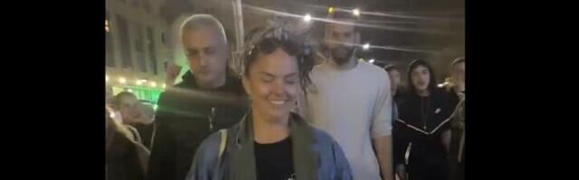 Policija privela devojku kod Đerma jer je bacila jaje na naprednjake (VIDEO)