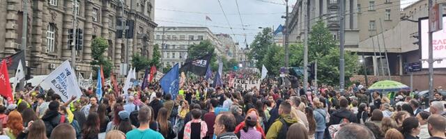 Evo koliko je ljudi bilo u petak na protestu ispred Vlade Srbije (FOTO)