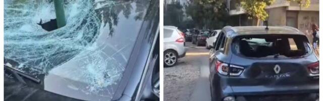 Veliki broj vozila potpuno uništen iza prostorija SNS na Bulevaru oslobođenja (VIDEO)