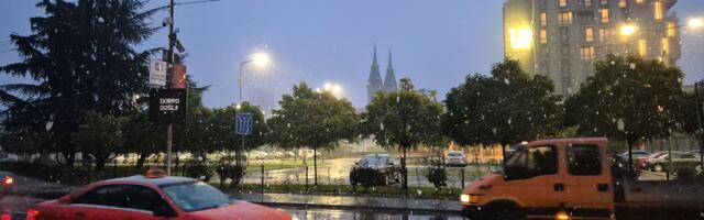 Džinovske pahulje padaju u Pančevu: Sneg veje kao na planini