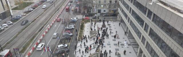 JOŠ JEDAN FIJASKO BLOKADERA: Dramatičnim porukama zvali narod na protest ispred Palate pravde, evo koliko se ljudi odazvalo (FOTO)
