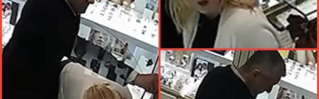 NEVEROVATAN SNIMAK DRSKE PLJAČKE ZLATARE NA BAŠČARŠIJI: Iskoristio je stari trik, pogledajte kako je orobio radnicu - Nadvio se preko nje, pa se češao iza uveta