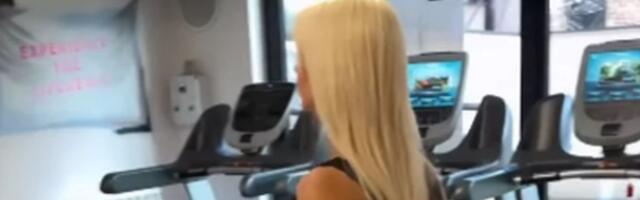 Nedavno se porodila, a grmi kako izgleda: Glumica pozirala u helankama ispred ogledala, komplimenti pljušte