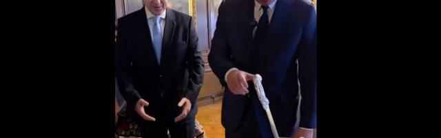 Doboš torta Vučiću za rođendan (VIDEO)