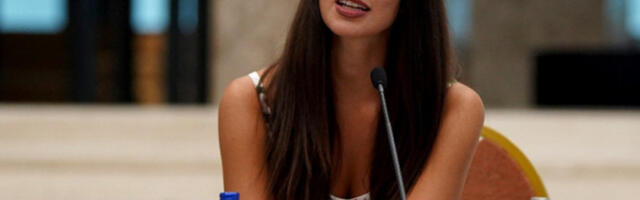 VODITELJKI DRAGANI KOSJERINI SPALA BRETELA!  Reagovala profesionalno! (VIDEO)