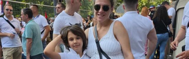 Žene pred porođaj dolaze na miting: Trudnica sa detetom došla na veliki skup u Beogradu (VIDEO)