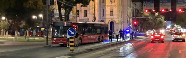 Nezgoda kod Pozorišta - pešak i autobus