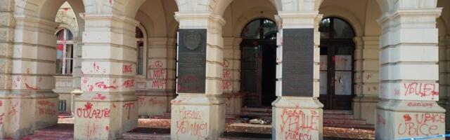 NOVI SAD DEMOLIRAN NAKON PROTESTA: Slomljeni prozori na Gradskoj kući, uništena vrata, crvena farba i smeće na sve strane (foto)