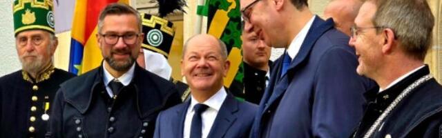 Kako je Vučić “uspeo” da ga Zapad istovremeno i ruši i podržava?