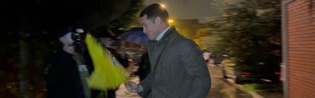 Bivši muž Marije Mikić sam stigao na slavlje kod Brene i Bobe: U rukama nosi dečiji kišobran