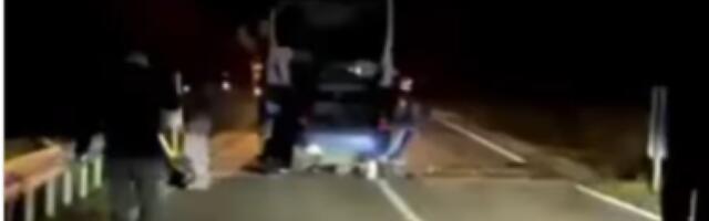 Prvi snimak jezive nesreće kod Majdanpeka: Kolima se zakucao u kamion, vozilo uništeno, ima mrtvih (VIDEO)