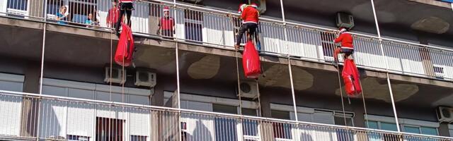 HUMANOST NA DELU: Pripadnici Gorske službe spasavanja u kostimima Deda Mraza obradovali decu na lečenju u UKC Kragujevac