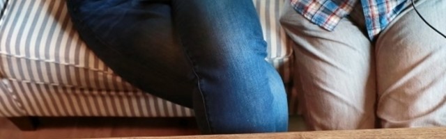 Zaljubio se mladić u zgodnu plavušu, ali ona neće ni da čuje, jer on nema dva Mercedesa...