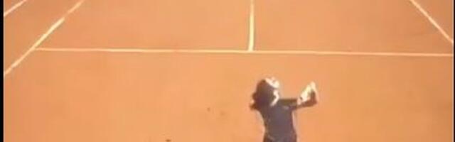 Čudo neviđeno, ali bukvalno - ovo nikad nije viđeno: Najgora teniserka u istoriji? Pa, nije znala pravila, nije umela da servira... /VIDEO/