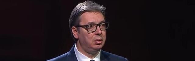 Vučić bi krizu najradije proveo u senci, zato i oteže