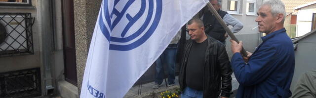 Bivši radnici FRA protestovali ispred Privrednog suda zbog prodaje imovine fabrike u bescenje