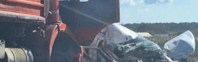 Nakon sudara sa kamionom automobil potpuno "zgužvan"! Jezive scene u Zemunu (FOTO)